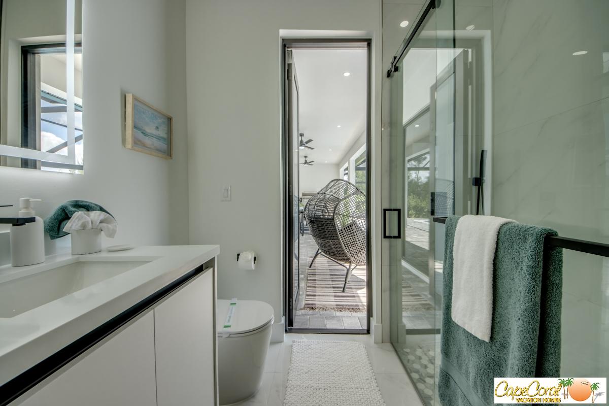51-Guest-Suite-Pool-Bathroom
