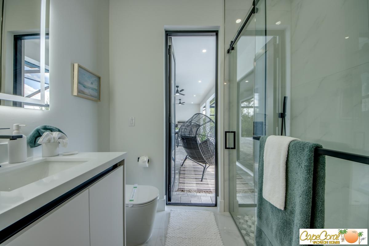 53-Guest-Suite-Pool-Bathroom